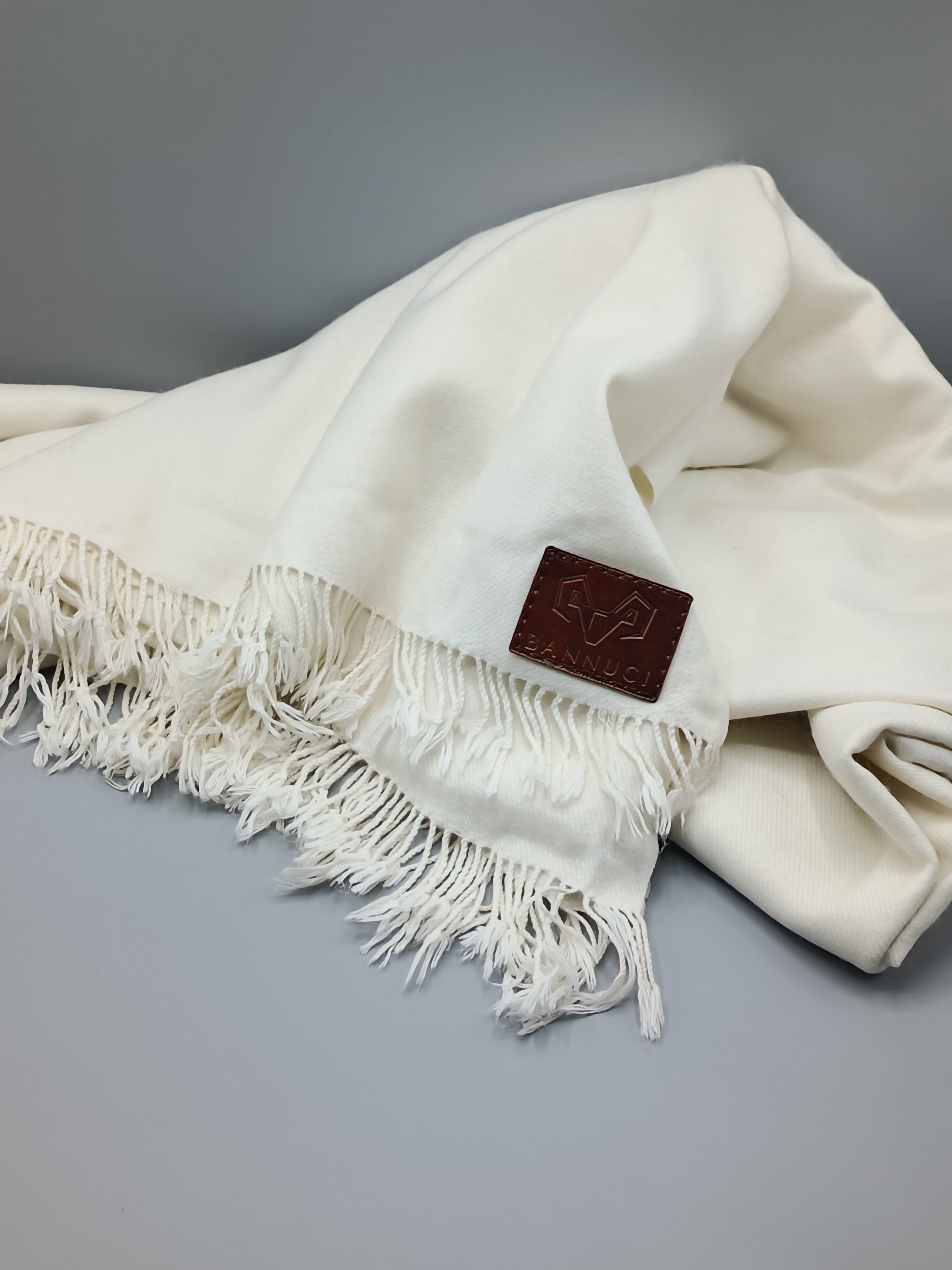 Premium Quality Off-white Woolen Blend Shawl – Bannuci